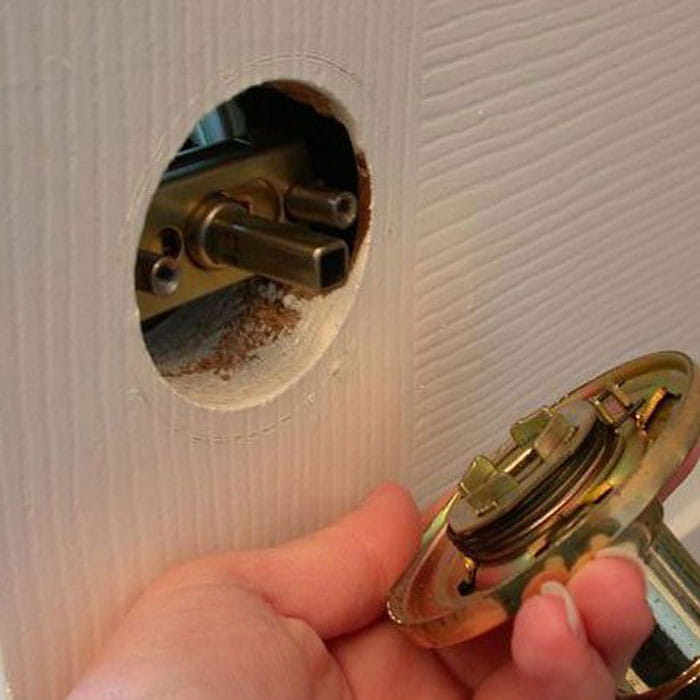Locksmith Spokane fix a door lock